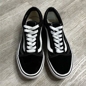 Old skool Classic Black and White Vans